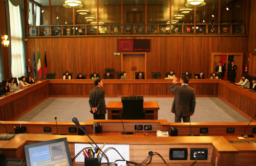 15 mars 2007 - Une délégation de dix-huit étudiants et cinq professeurs, arrivant de l'Université Seinan Gakuin (Fukuoka - Japon), en visite à la Salle du Conseil pour améliorer la compréhension des réalités universitaires et régionales italienne-japonaise