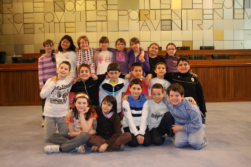 20 avril 2010 - Les souriants jeunes élèves de la classe cinquième B de l'école primaire Martinet d'Aoste