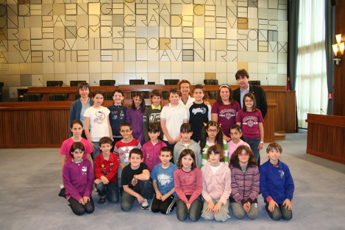 3 maggio 2011 - I bambini della classe quinta della scuola primaria San Giuseppe di Aosta insieme al Consigliere André Lanièce
