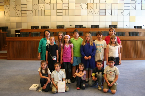 26 maggio 2011 - Una rappresentanza di allievi della scuola primaria di Avise insieme alle insegnanti
