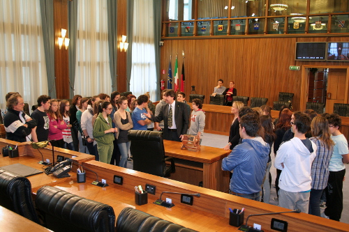 30 marzo 2012 - Il Consigliere André Lanièce incontra i ragazzi delle classi prima A e prima B del liceo economico-sociale Florence Nightingale di Castelfranco Veneto