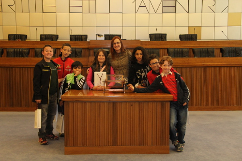 13 mai 2014 - La classe cinquième de l'école primaire Montjovet chef-lieu dans la Salle du Conseil avec leur enseignant