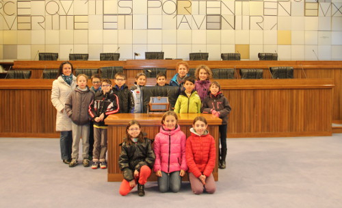 27 novembre 2015 - Foto di rito per i giovani studenti della classe quinta della scuola primaria di Cogne