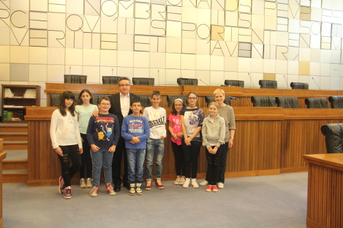 18 mai 2016 - La visite des élèves de la classe cinquième A de l'école primaire de Champdepraz. Le Président du Conseil Marco Viérin les a accueillis dans la Salle du Conseil