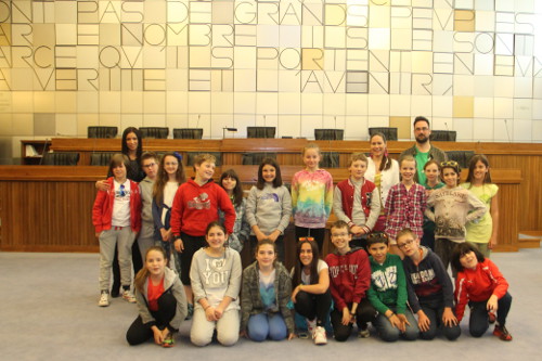 26 mai 2016 - L'Assesseur Emily Rini avec les élèves de la classe cinquième A de l'école primaire de Courmayeur